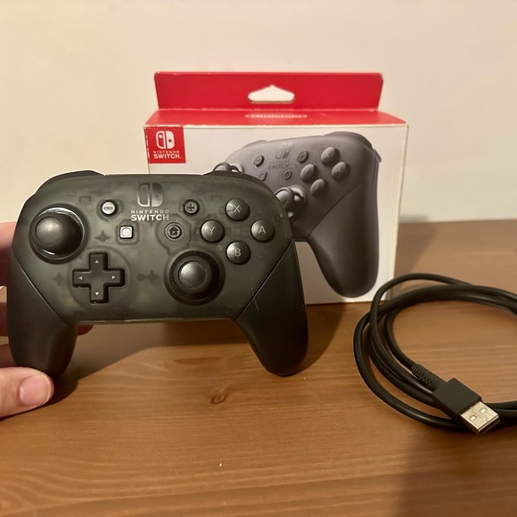 Nintendo Switch Pro Controller - Picture 2 of 3